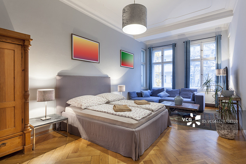 带长沙发的现代卧室图片素材