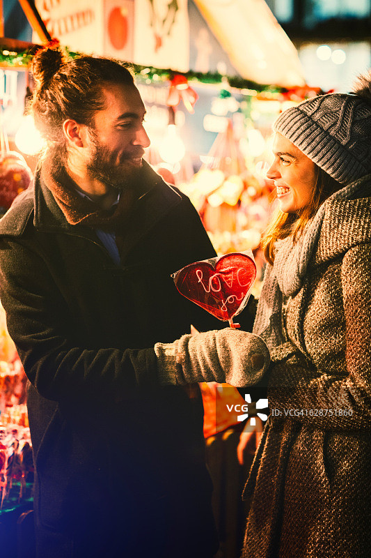 圣诞节期间在户外玩耍的年轻夫妇图片素材