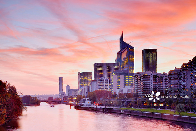 法国日落时分塞纳河沿岸的拉德芳斯商务区图片素材