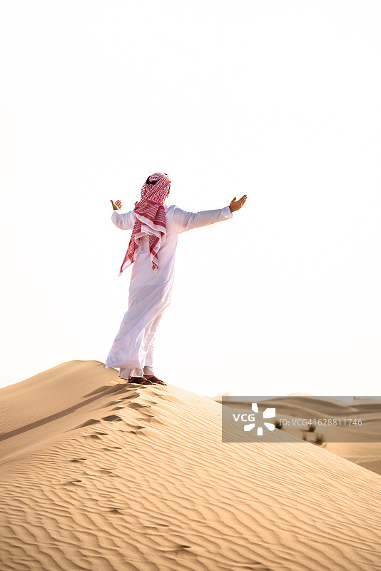 沙漠中祈祷的阿拉伯酋长图片素材