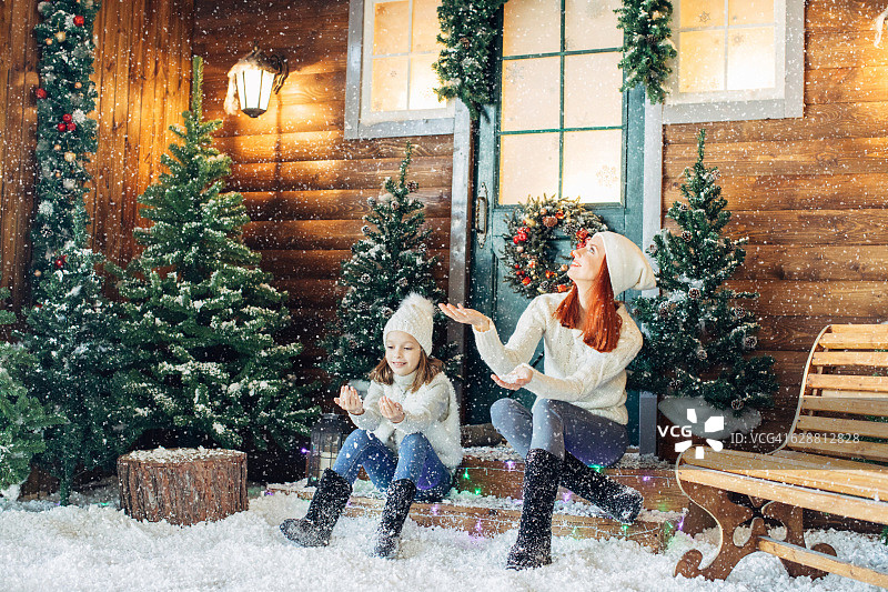 妈妈和女儿在玩雪图片素材