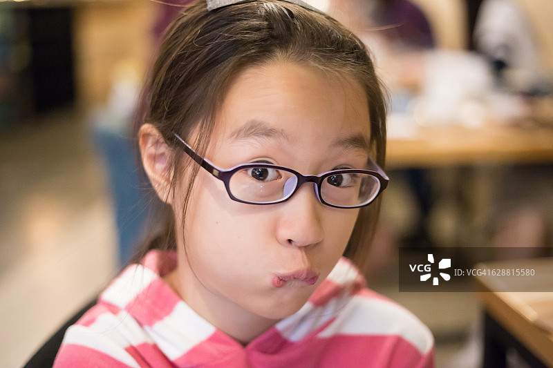 女孩做鬼脸图片素材