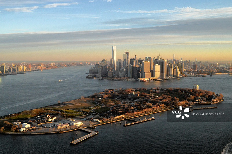 从港口看到的曼哈顿日出图片素材