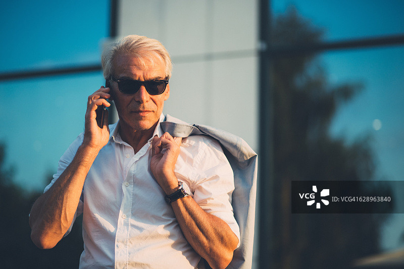 电话里的商人图片素材