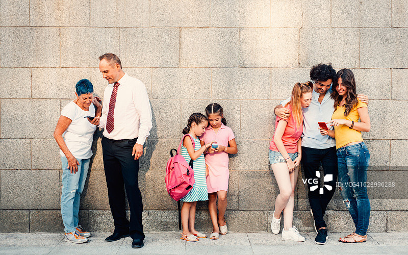 不同年龄段的人发短信图片素材