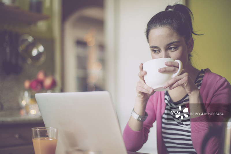 年轻女子在家图片素材