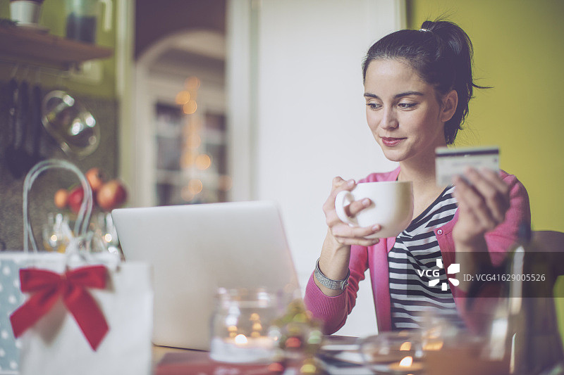 年轻女子在家图片素材