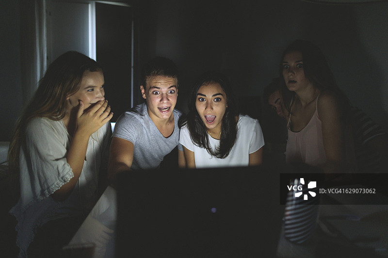 大学生用笔记本电脑观看恐怖电影图片素材