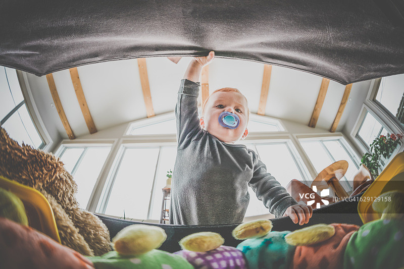 宝宝第一视角：探索玩具箱图片素材