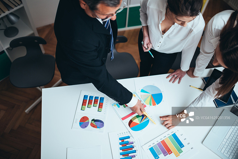 商务人士分析图表图片素材