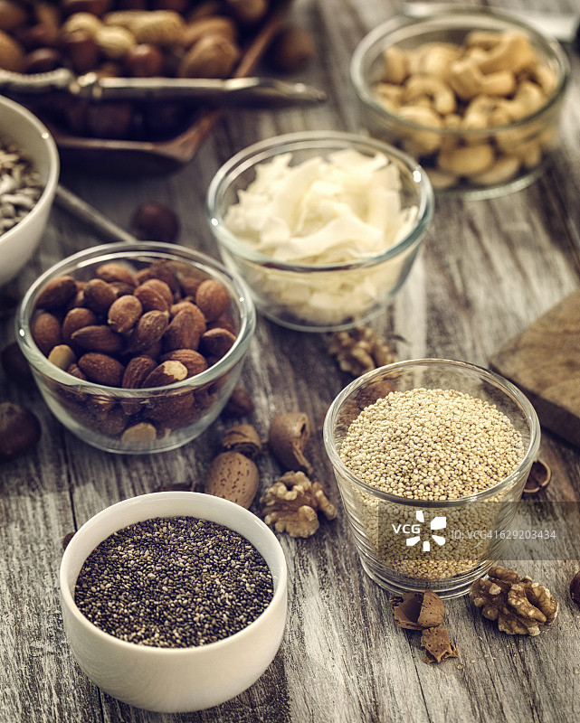 木质背景上的碗装超级食物图片素材