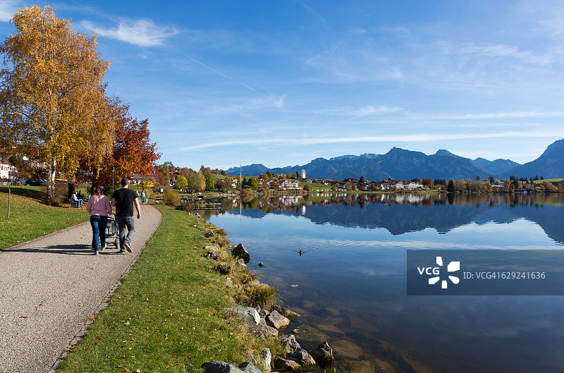 霍普芬湖长廊和背景中的“霍普芬湖畔”（阿尔高/巴伐利亚/德国）图片素材
