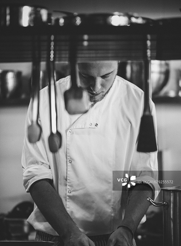在商业厨房工作的年轻厨师图片素材