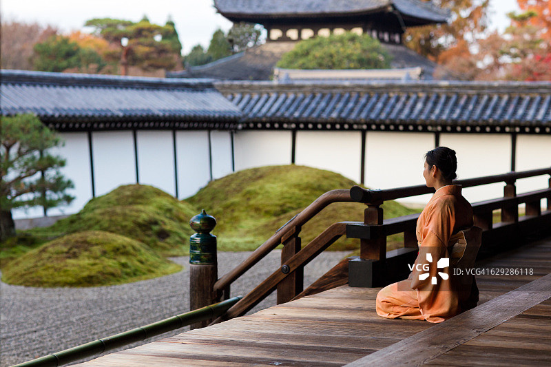 穿和服的女人跪在日本寺庙图片素材