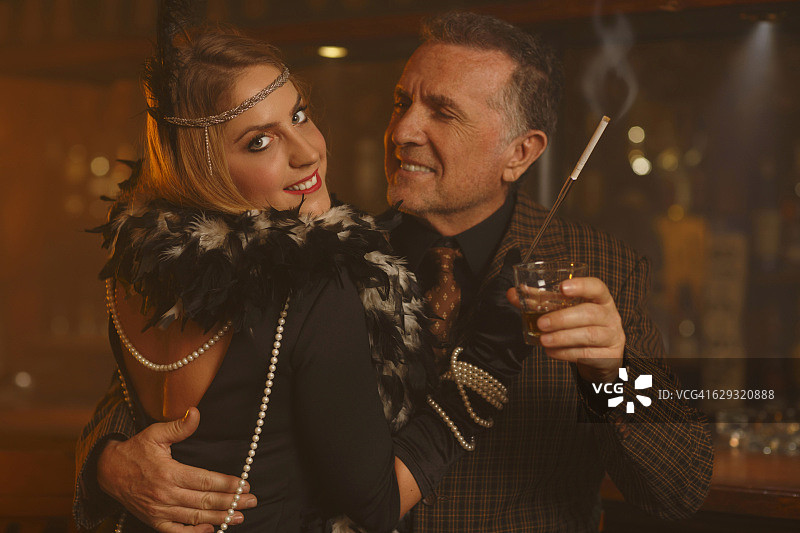 喝威士忌的复古时尚年轻人和活力老年男人图片素材