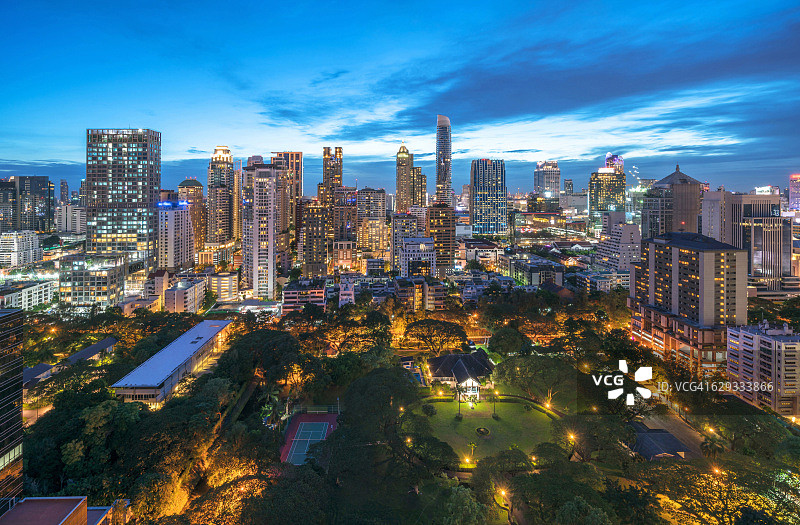 曼谷市中心美丽的公园，美国大使官邸，迷人城市夜景图片素材