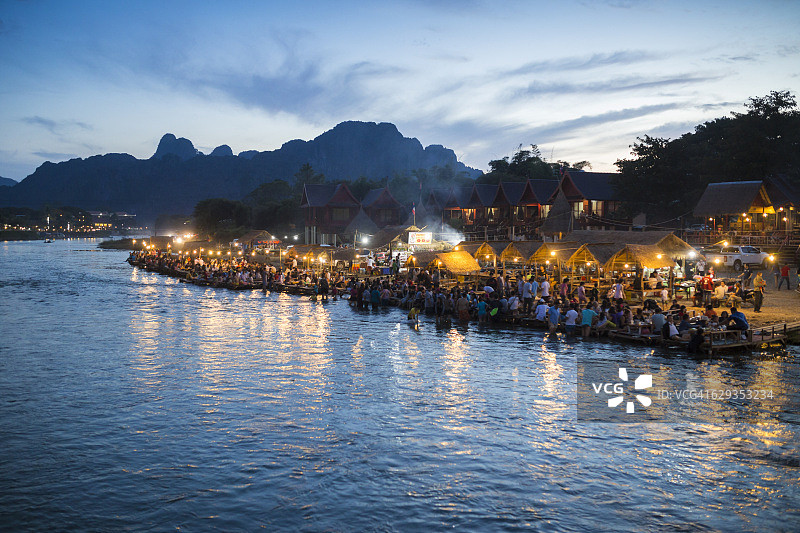 游客在老挝万荣的松河边放松图片素材
