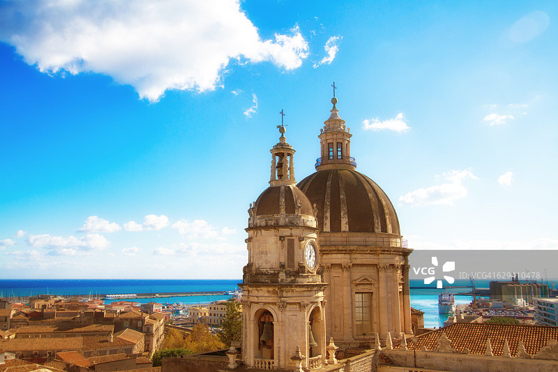 卡塔尼亚老城区全景：大教堂圆顶与海景图片素材