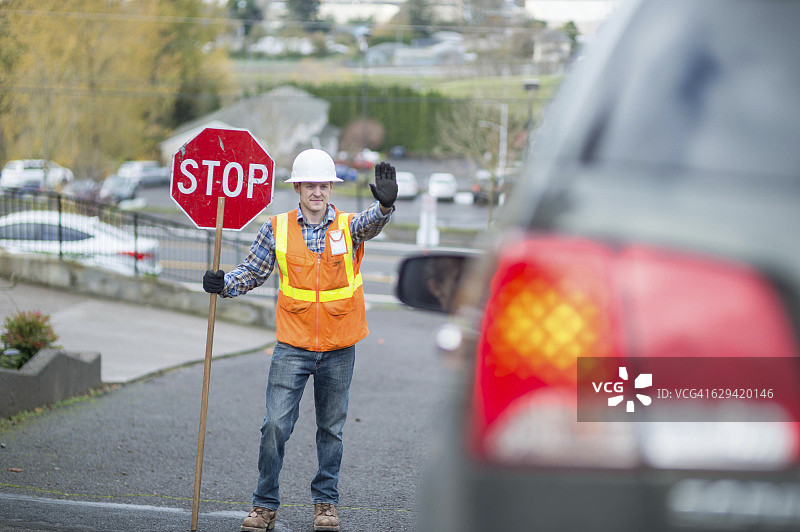 成年男人建筑工人指挥交通图片素材