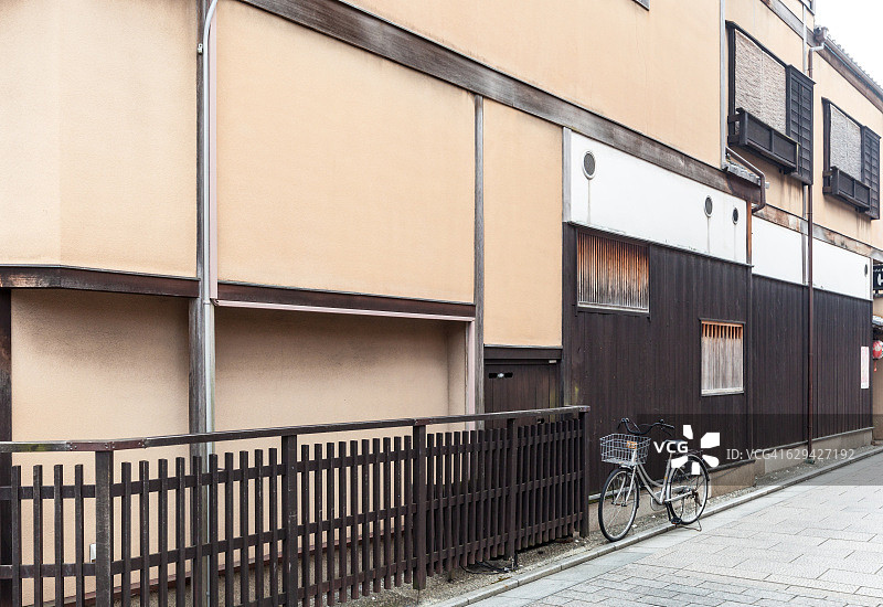 京都祇园区狭窄街道上的自行车图片素材