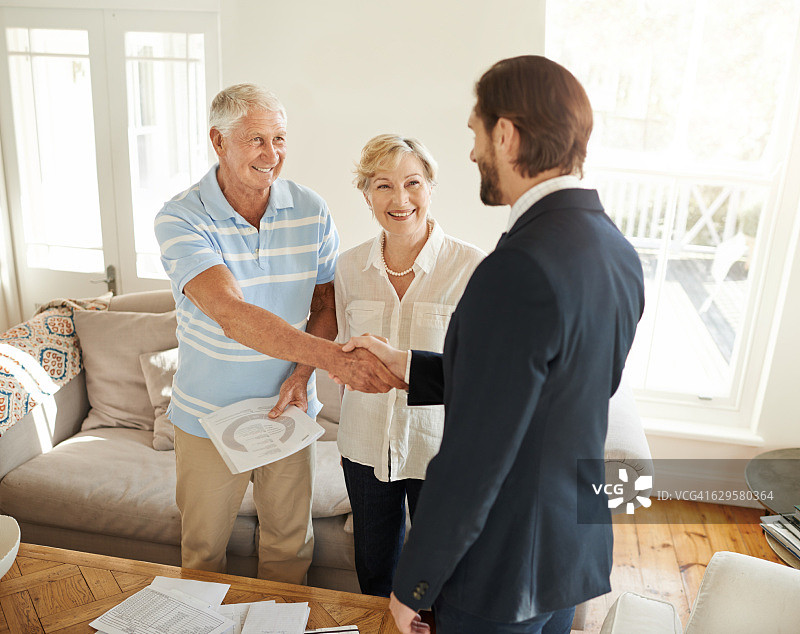 他总是为他的重要客户服务图片素材