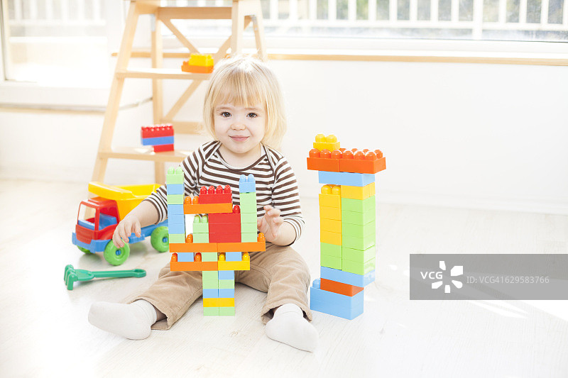 小男孩玩彩色塑料积木图片素材