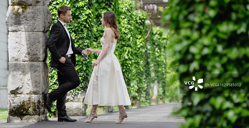 公园里的新娘和新郎图片素材