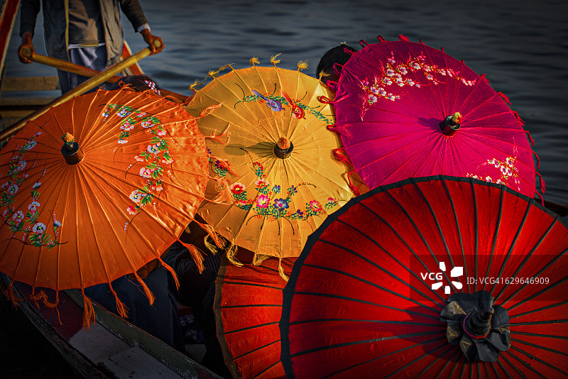 茵莱湖上独木舟里的僧侣图片素材