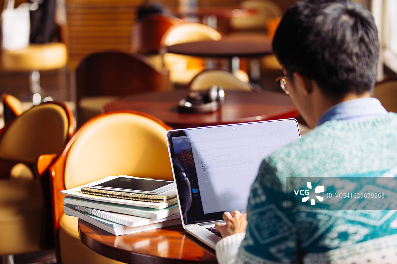 使用笔记本电脑的亚洲男学生图片素材