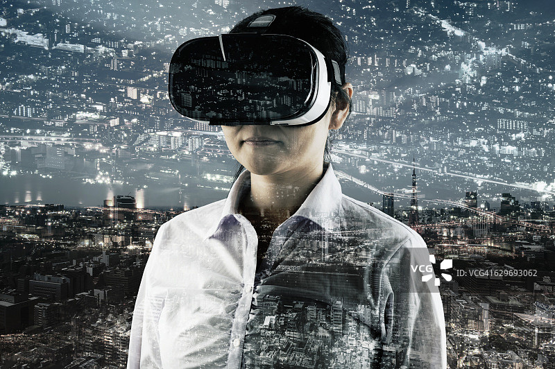 女人使用虚拟现实头显图片素材
