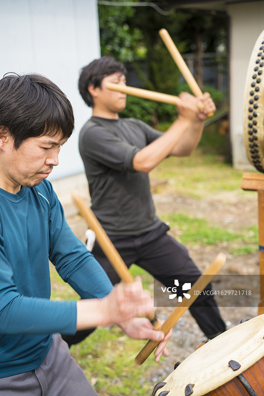 在日本筑波敲击传统日本太鼓的祈祷者图片素材