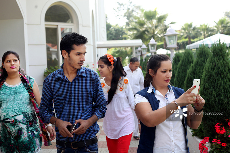 一家人在度假村享受暑假图片素材