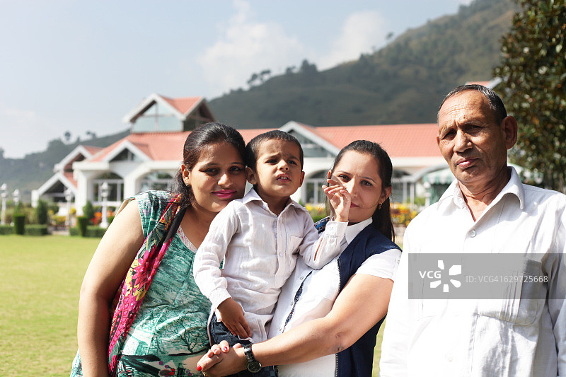 一家人在度假村享受暑假图片素材