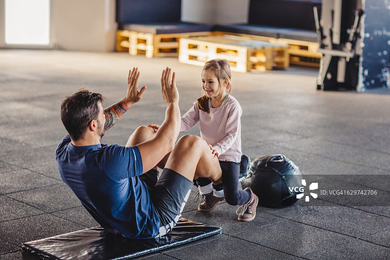 与爸爸击掌图片素材