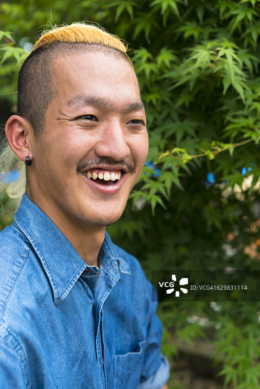 面带微笑、留着易洛魁发型的男人肖像图片素材