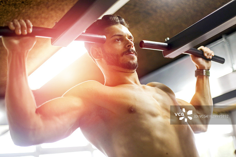 男子做引体向上图片素材