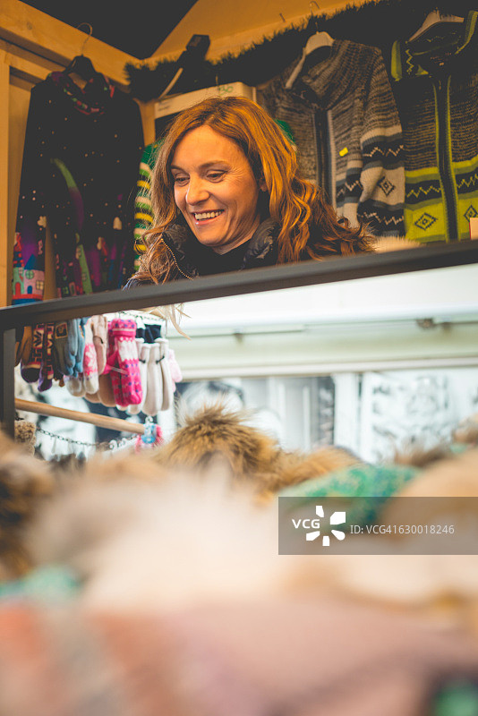 在奥地利克恩顿州圣诞市场摊位上的快乐女人图片素材