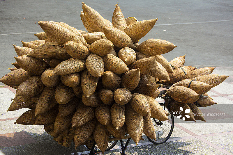 装着鱼篓的自行车，西贡，V图片素材