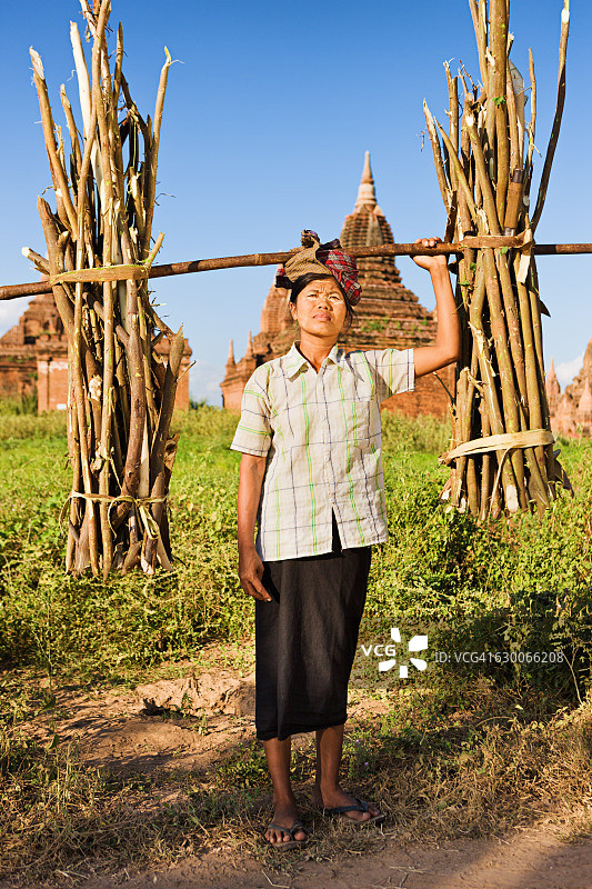 扛着木柴的缅甸女子肖像图片素材