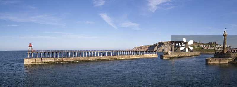 港口中的灯塔和防波堤图片素材
