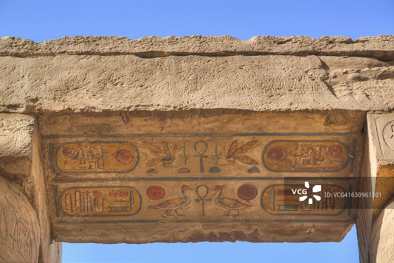 卡纳克神庙大柱厅的象形文字楣梁图片素材
