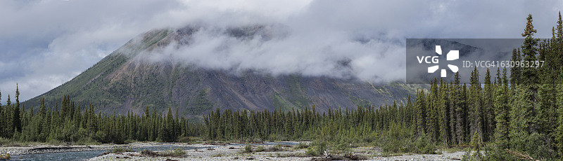 皮尔流域风河沿岸山顶云层图片素材