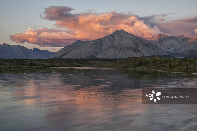 午夜阳光照耀着皮尔流域风河沿线的群山和云彩图片素材