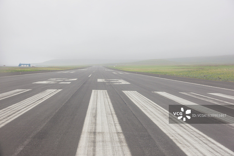 美国阿拉斯加州西南圣保罗岛，雾蒙蒙的午后，圣保罗机场跑道俯视图，夏季图片素材