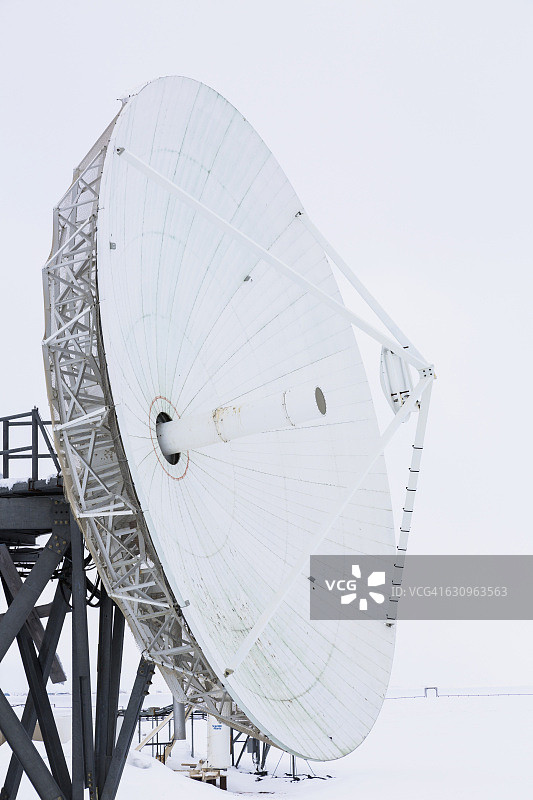 美国阿拉斯加冬季海冰上的大型卫星天线。图片素材