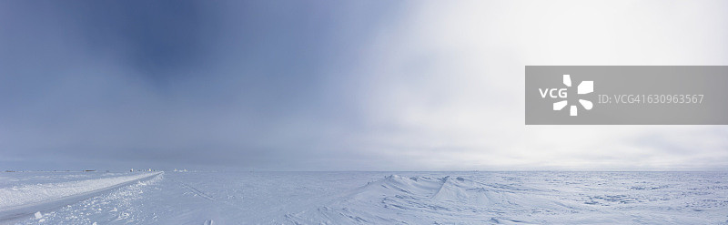 北极阿拉斯加巴罗阴天海冰全景，冬季图片素材