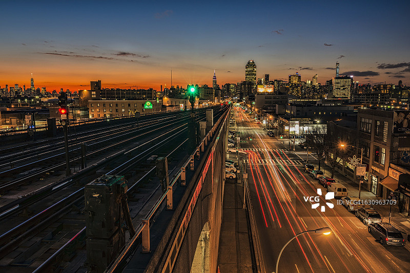 纽约皇后区阳光地带的日落，背景是曼哈顿图片素材