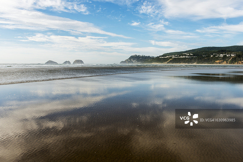 俄勒冈海岸内塔茨湾附近的海滩倒影图片素材