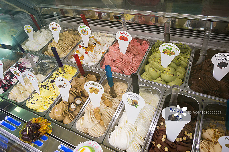 在展示柜中出售的冰淇淋图片素材