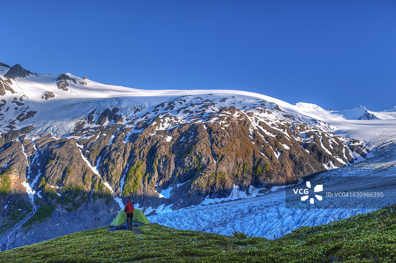 男子在基奈峡湾国家公园哈丁冰原小径的出口冰川附近露营图片素材